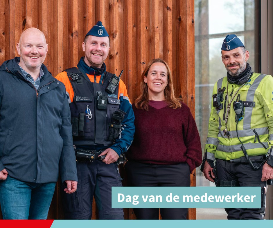 🚔 Politie Aalst zet medewerkers in de bloemetjes: “Samen het kloppend hart van onze zone” 💙