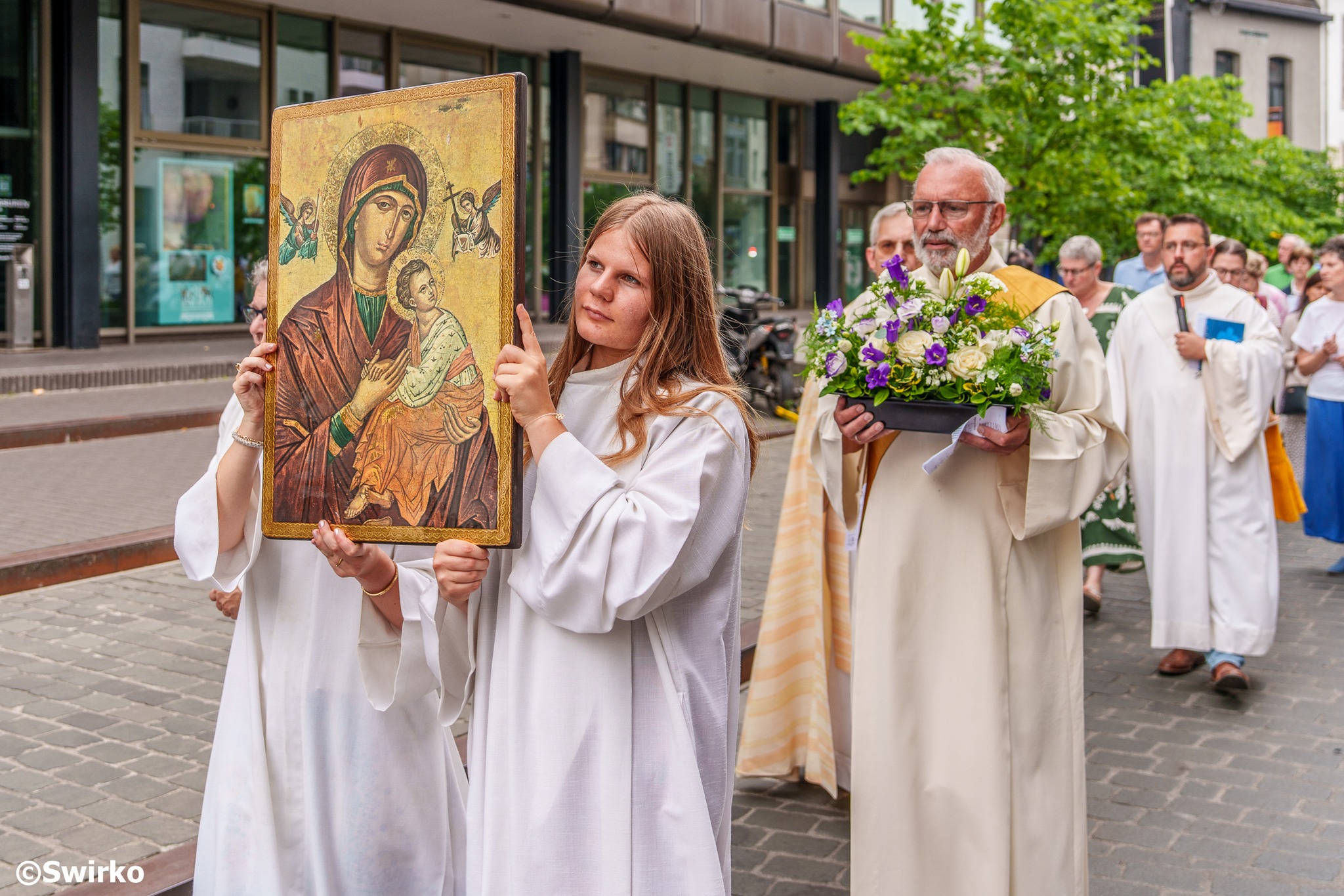 Aalst viert Onze-Lieve-Vrouw Tenhemelopneming met gebedstocht