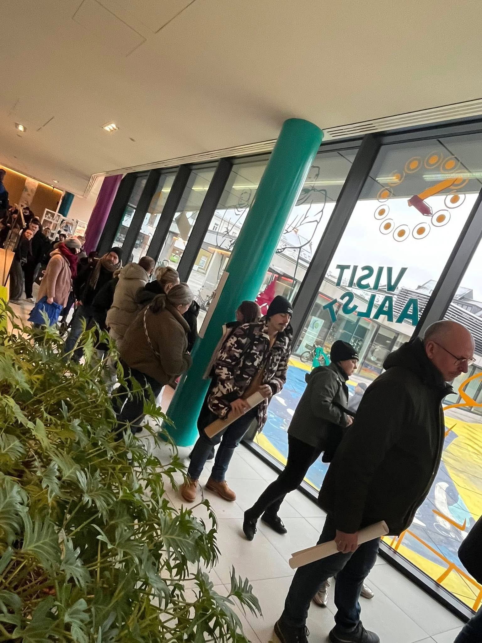 ✍️ Gesigneerde affiches lokken massa volk naar infokantoor