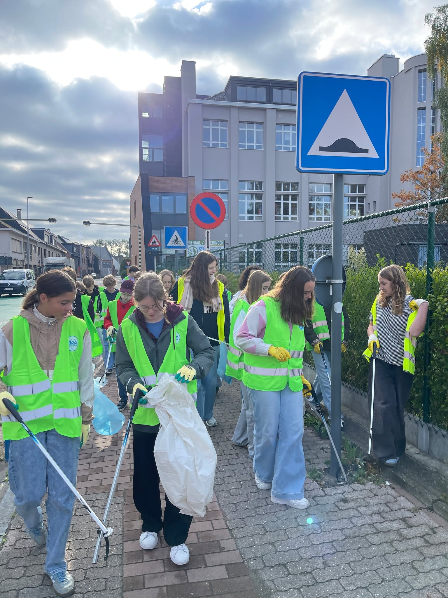 🌍 Meer dan 1000 leerlingen ruimen straten op tijdens ILvA-zwerfvuilactie! 💪