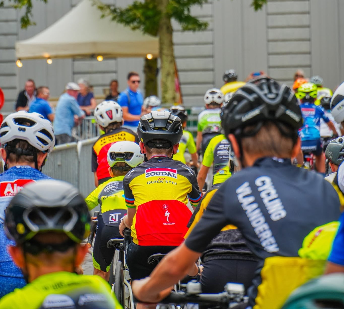 Jonge wielertalenten verkennen parcours van Natourcriterium tijdens Kidscriterium in Aalst