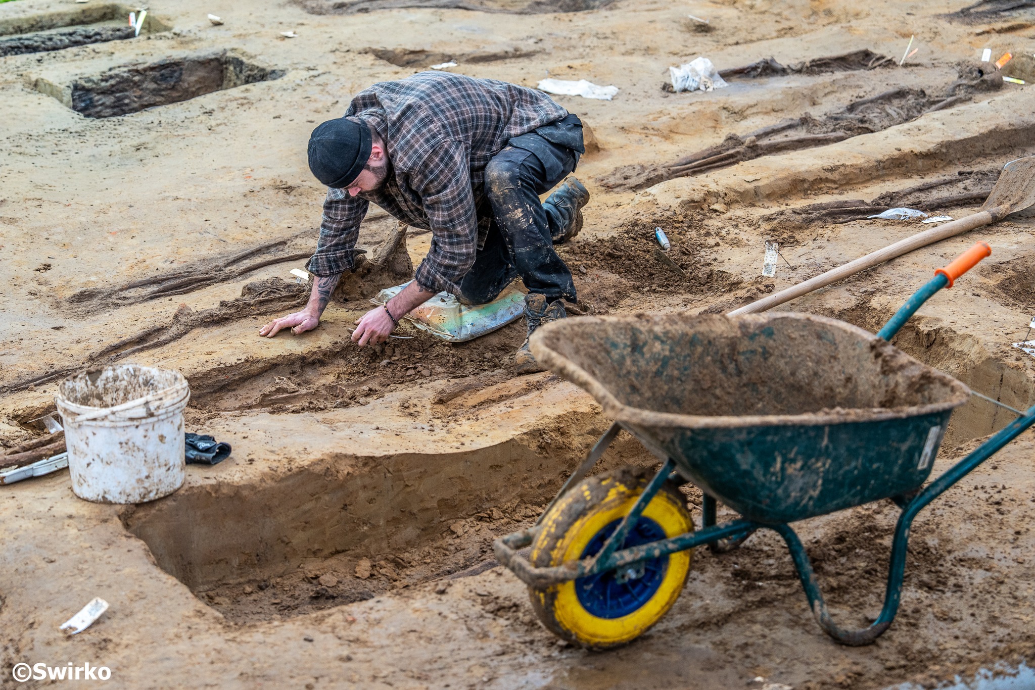📜 Minister en scholieren graven mee op het Jennemiekeskerkhof in Aalst