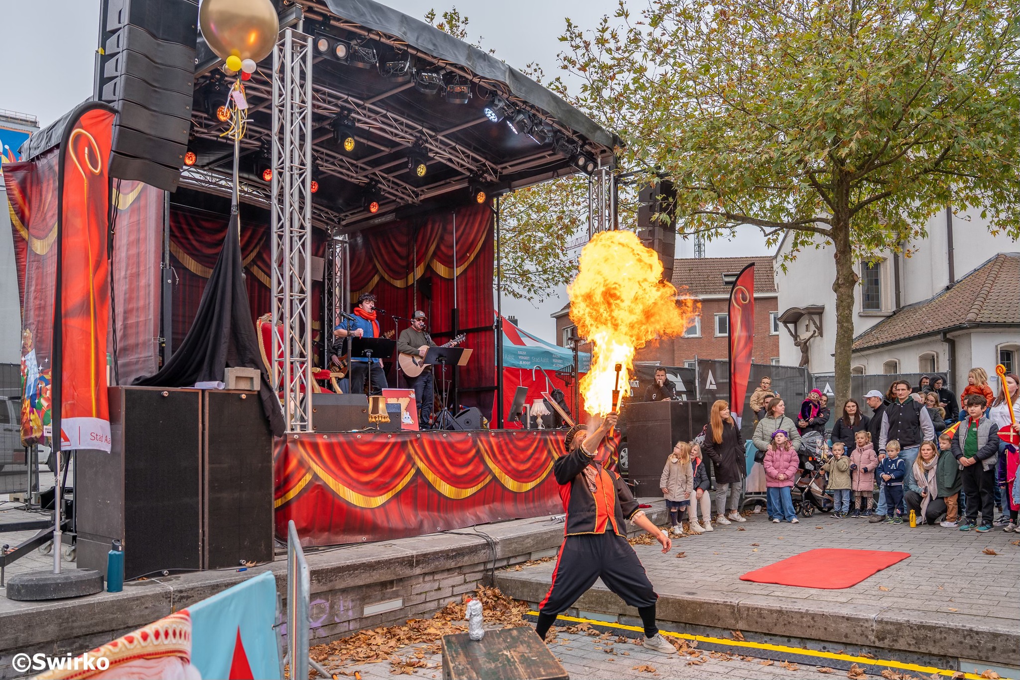 🎁Vandaag, 8 november, zette de Sint voet aan wal in Aalst — stipt op tijd, zoals het een heilige man betaamt .