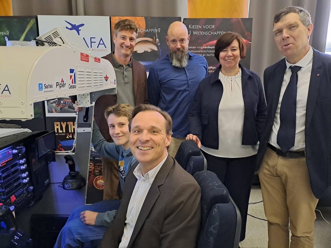 🏫✨ Het Sint-Maarteninstituut in Aalst kreeg vandaag, 7 mei 2026, bezoek van Bruno Vanobbergen, directeur-generaal van Katholiek Onderwijs Vlaanderen. Tijdens een rondleiding maakte hij kennis met het flight-sim-project van de school en nam hij zelf plaa…