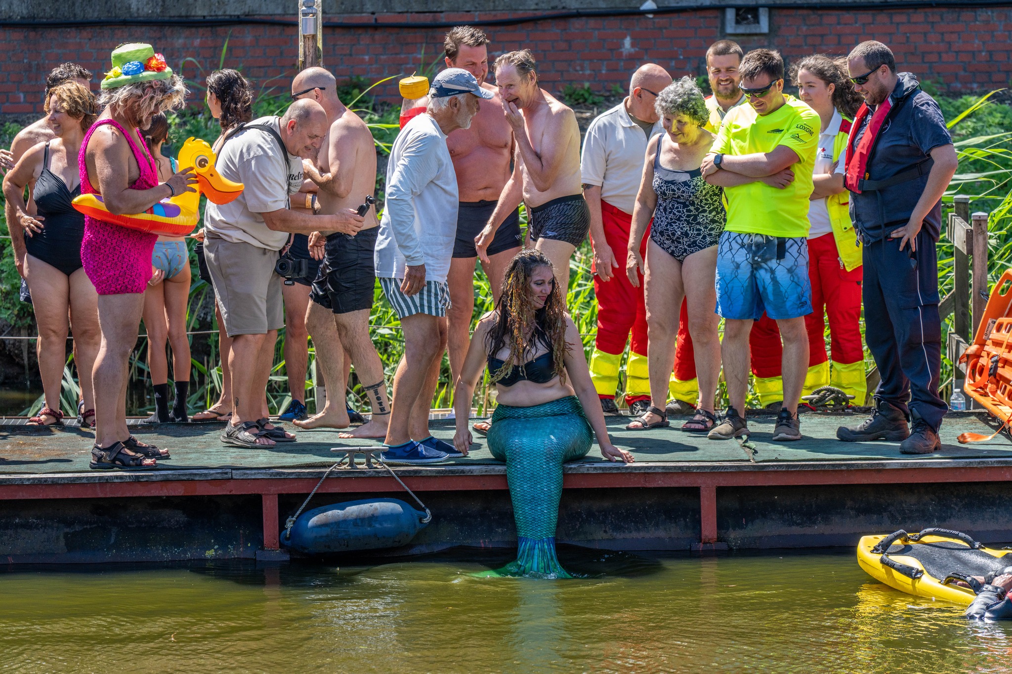 Een honderdtal deelnemers springen in de Dender tijdens The Big Jump: “Proper water is geen luxe, maar een noodzaak”
