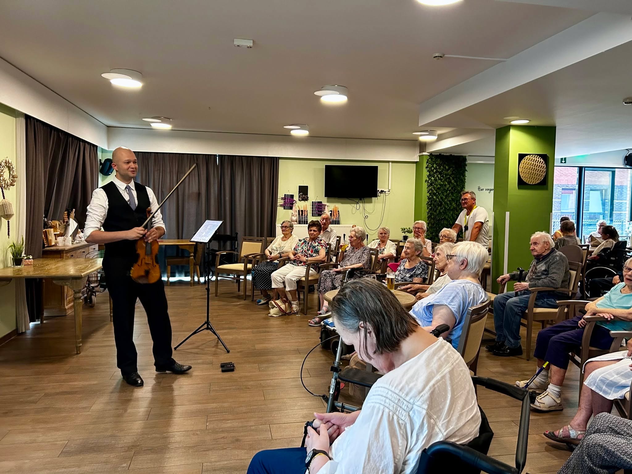 Topviolist Farchod Yuldashev bezorgt bewoners Nieuwbeekhof bijzondere muzikale namiddag
