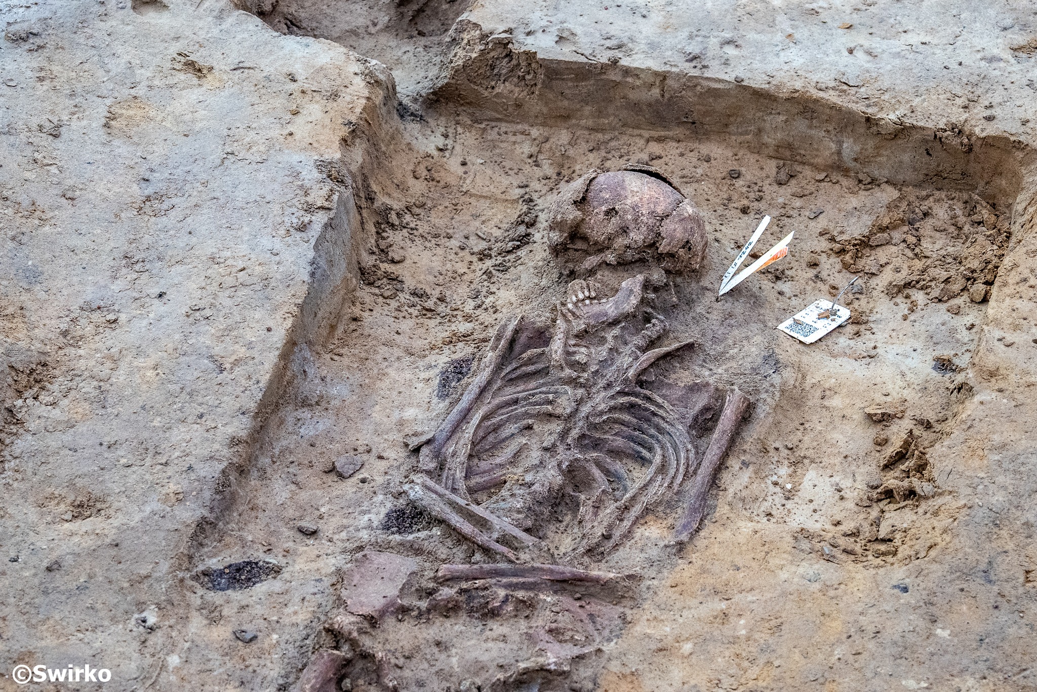 📜 Minister en scholieren graven mee op het Jennemiekeskerkhof in Aalst