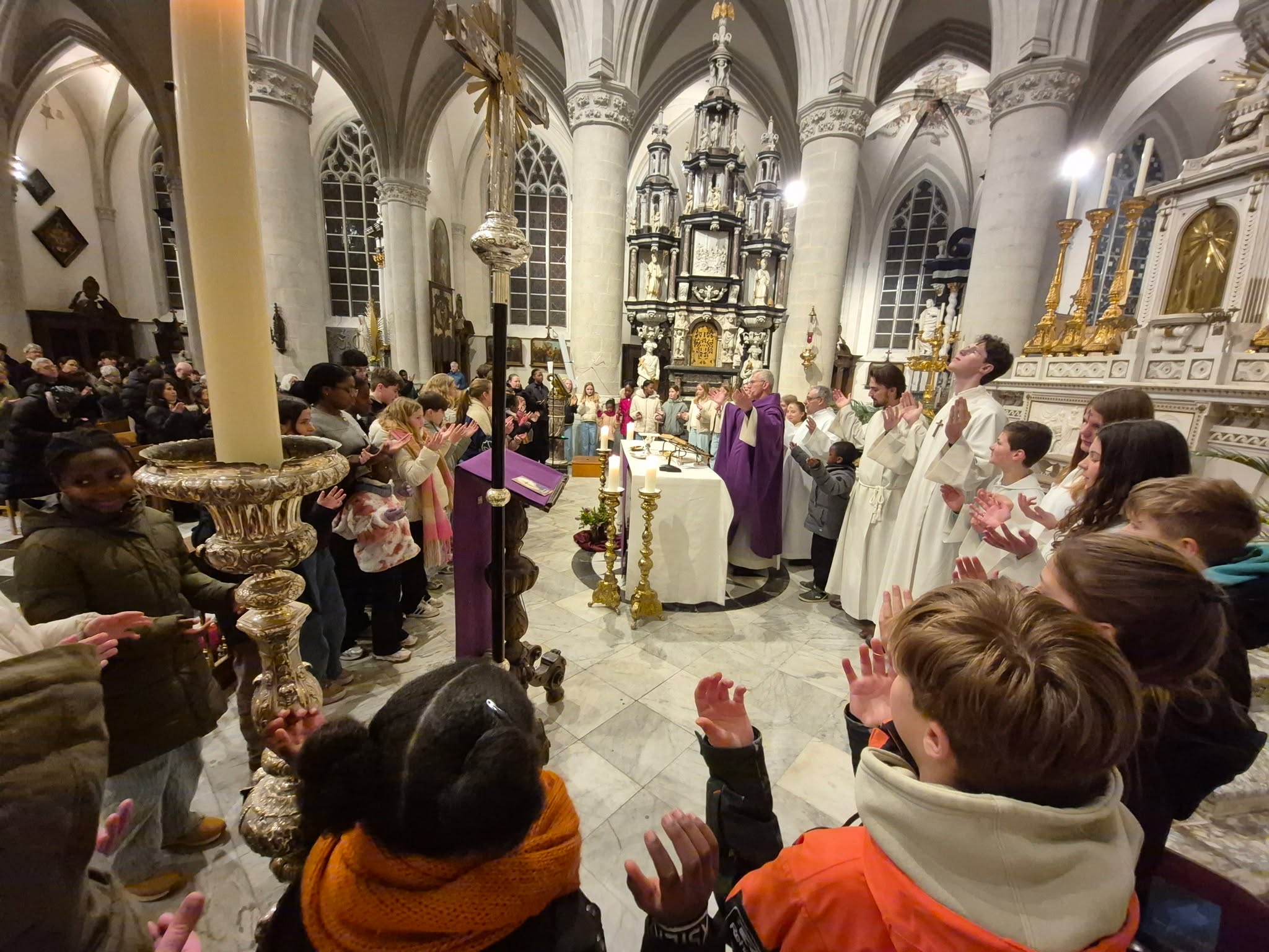 🕯️ Ongezien aantal gelovigen op Aswoensdag in Aalst ✝️