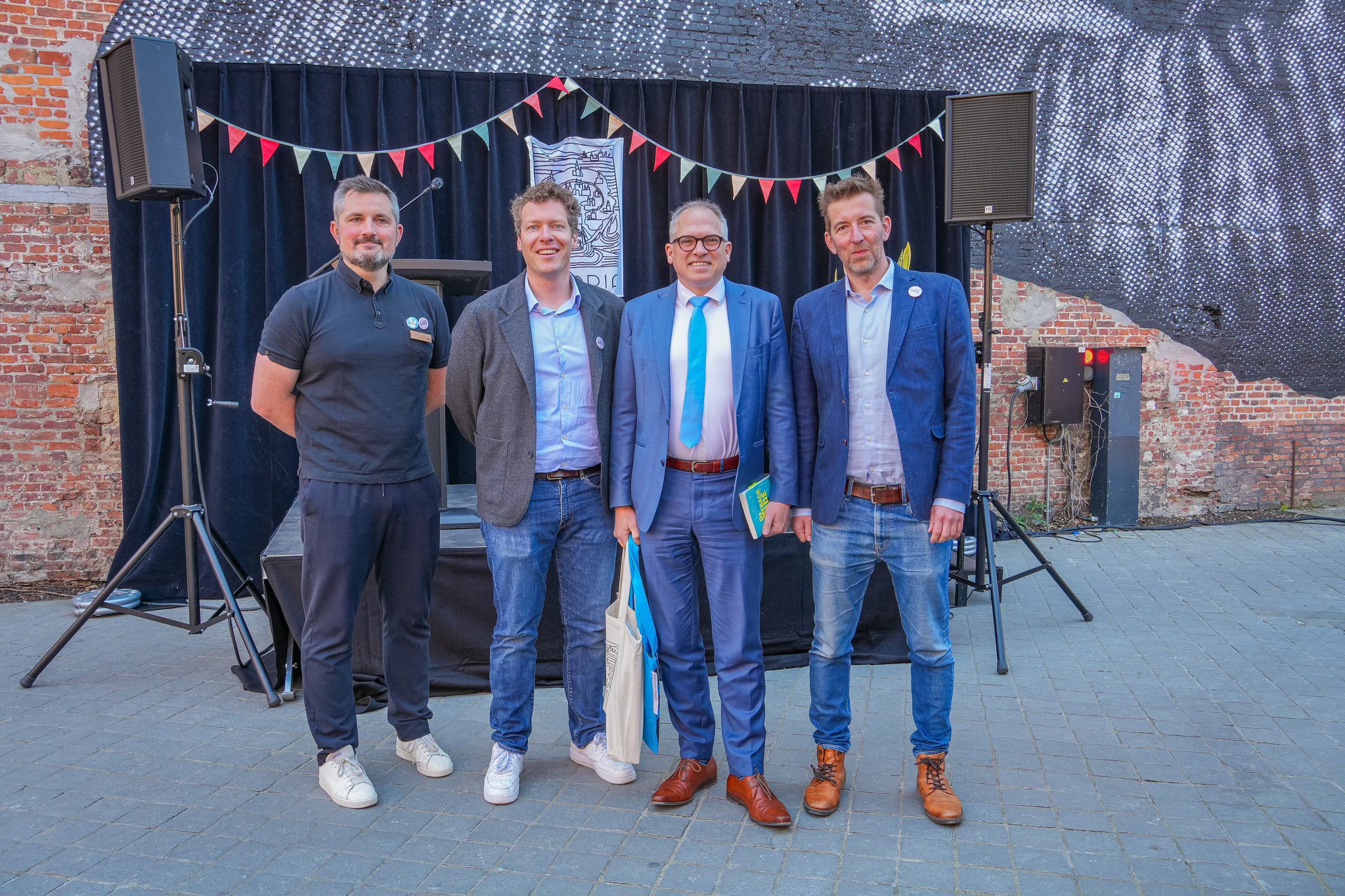 Leeslunch onder lentezon maakt van Vlaanderenleestdag in Aalst een voltreffer 📚