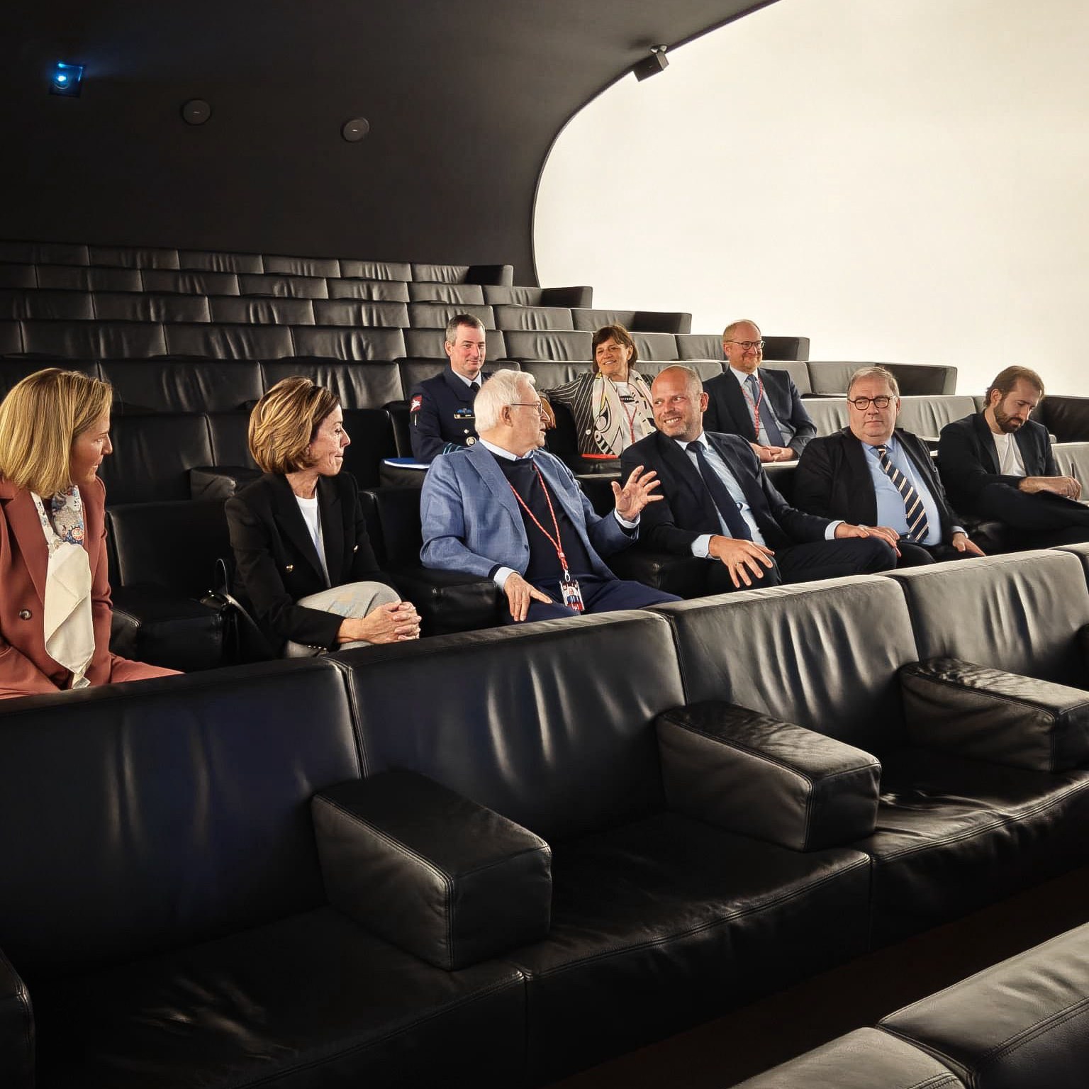 🇧🇪 Minister van Defensie Theo Francken bracht samen met de Oost-Vlaamse gouverneur Carina Van Cauter en Aalsterse burgemeester Christoph D'Haese (N-VA) een bezoek aan Jan De Nul Group in Aalst.