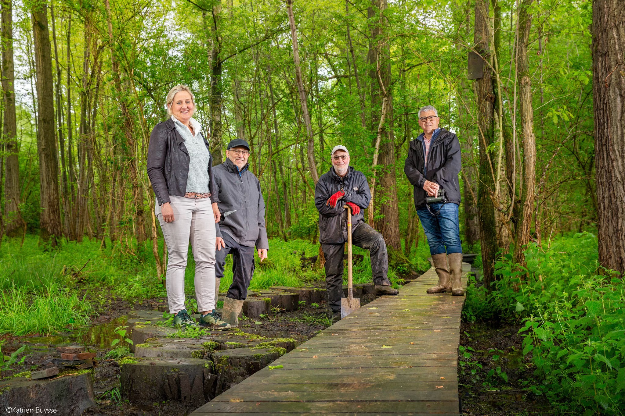 Natuurpunt en de stad Aalst hebben houten wandelpaden aangelegd in het Kluizenbos om bezoekers te laten genieten van de natuur zonder het drassige bos te beschadigen. 