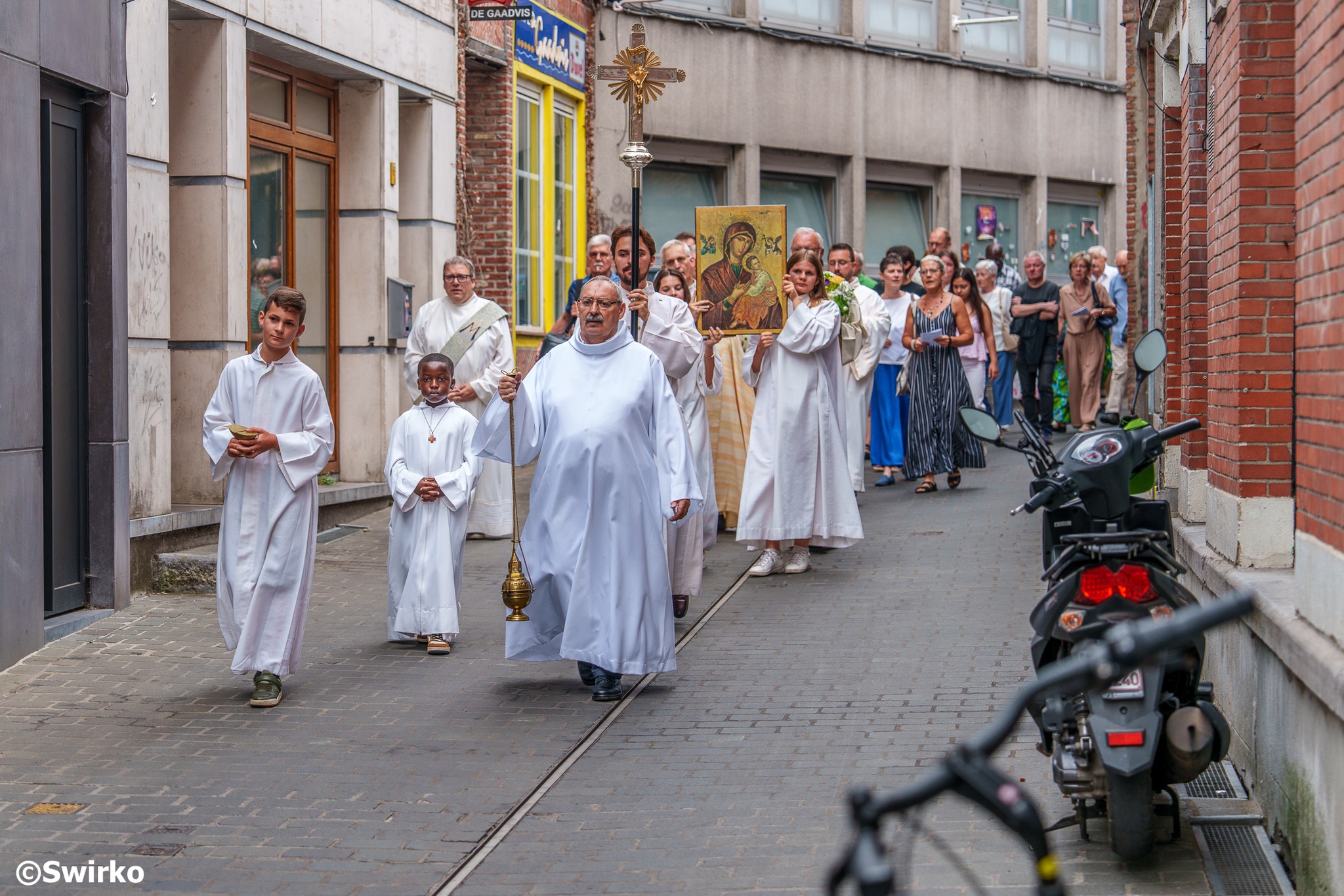 Aalst viert Onze-Lieve-Vrouw Tenhemelopneming met gebedstocht