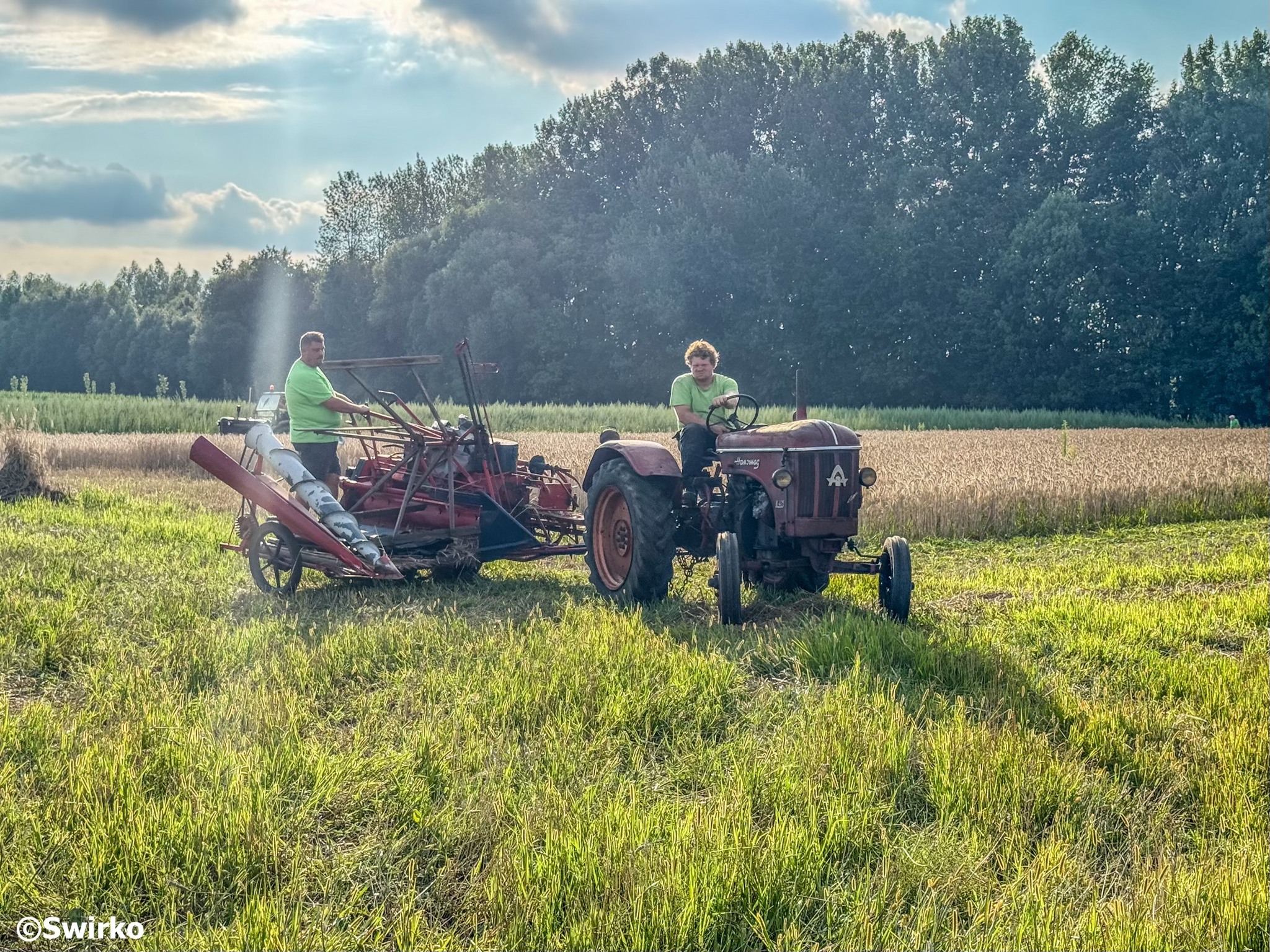 🎉 Op de weide zijn ze al volop in de weer om alles piekfijn in orde te brengen voor het Pikkelingweekend! 💪🌾