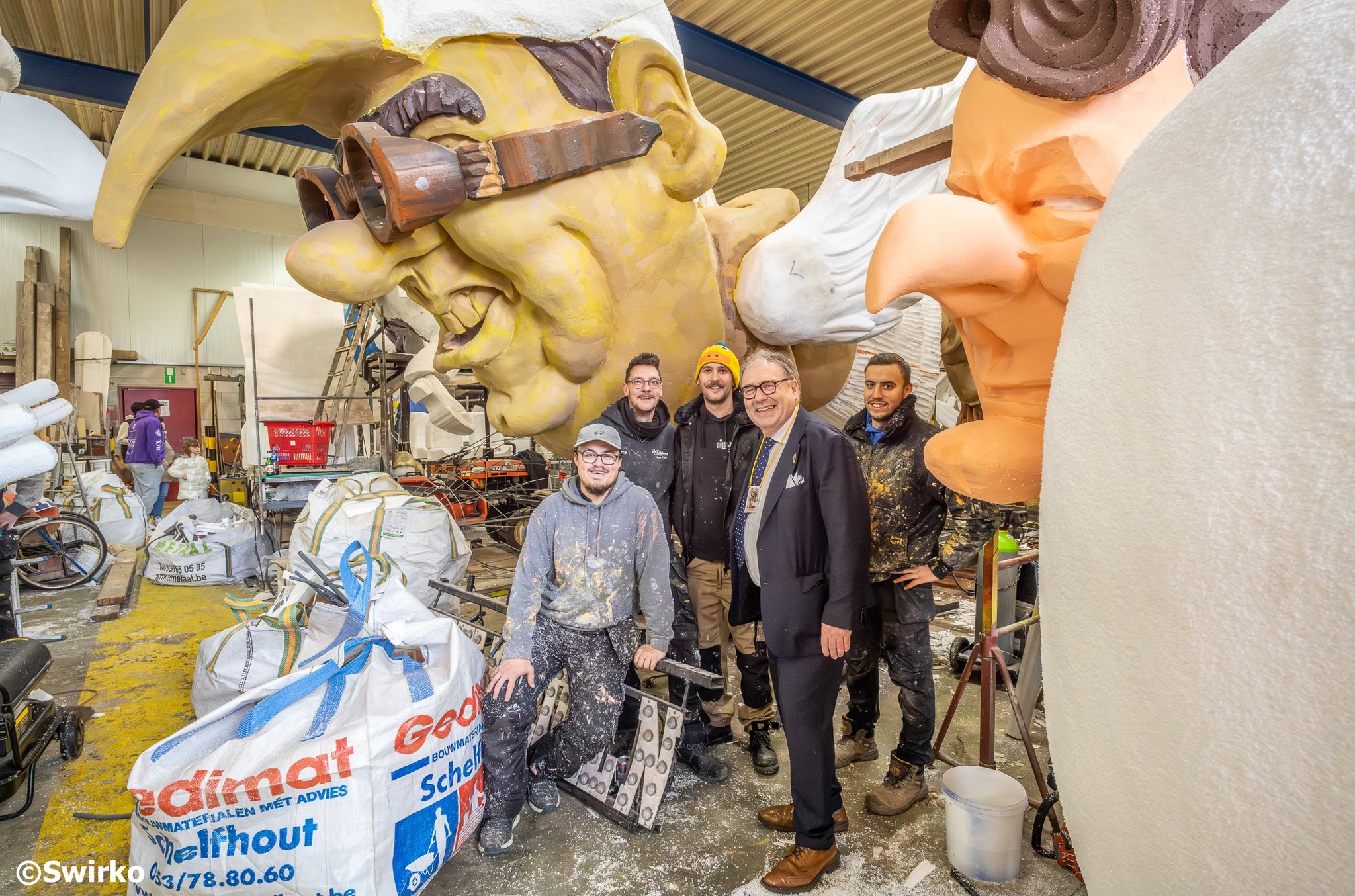Minister-president Matthias Diependaele en burgemeester Christoph D'Haese brachten gisteren een bezoek aan de carnavalswerkhallen in Aalst. 🎭