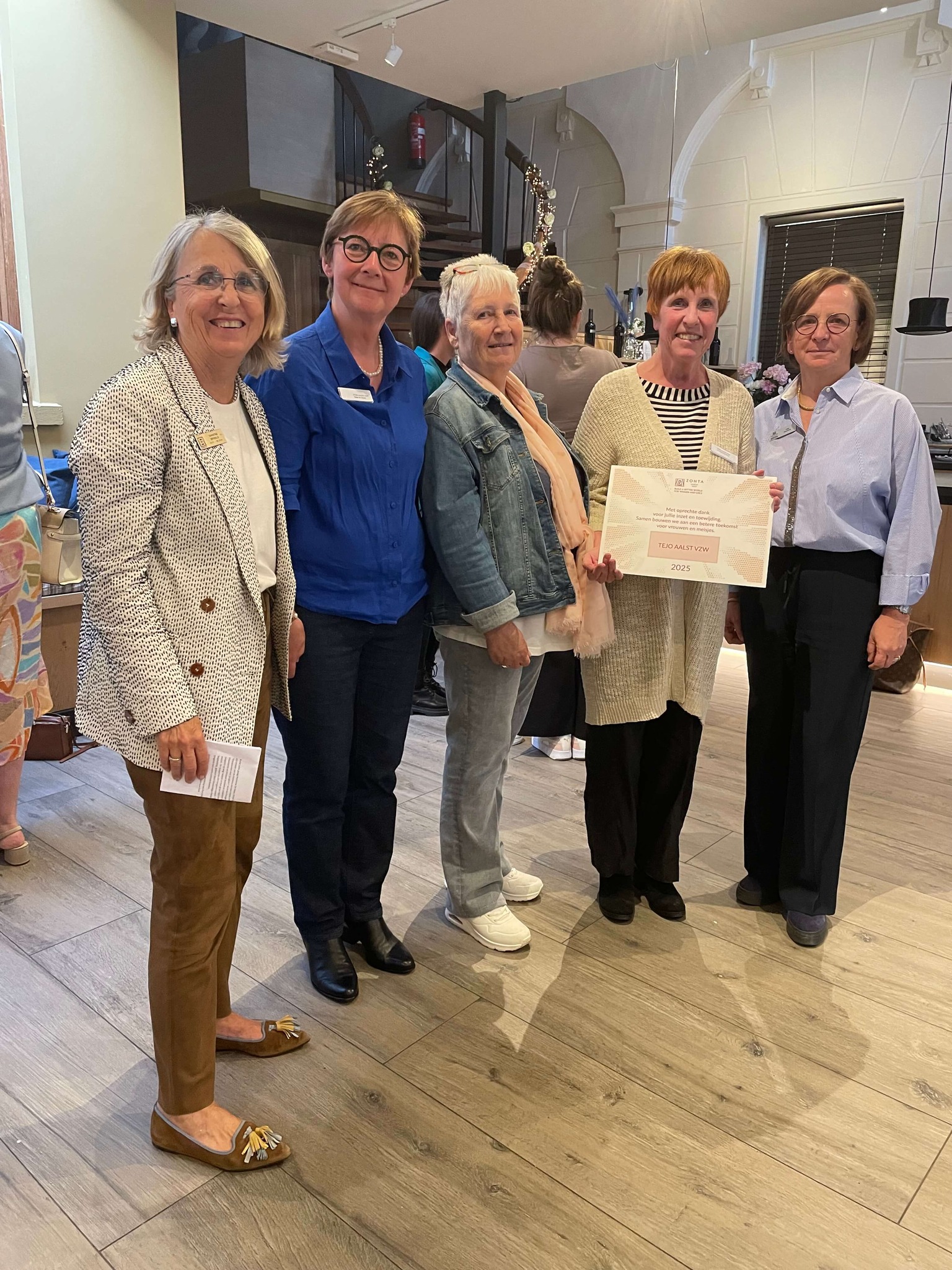 🌟 Zonta Aalst steunt 13 goede doelen met hartverwarmende cheque-uitreiking 🌟