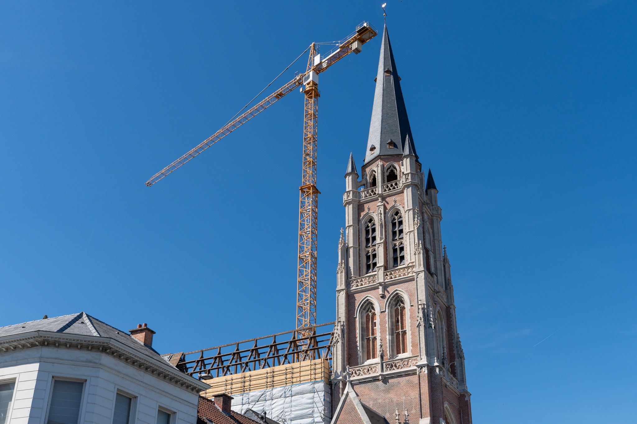 🏗️ Opvallend zicht in Aalst: dak van Sint-Jozefskerk deels verwijderd