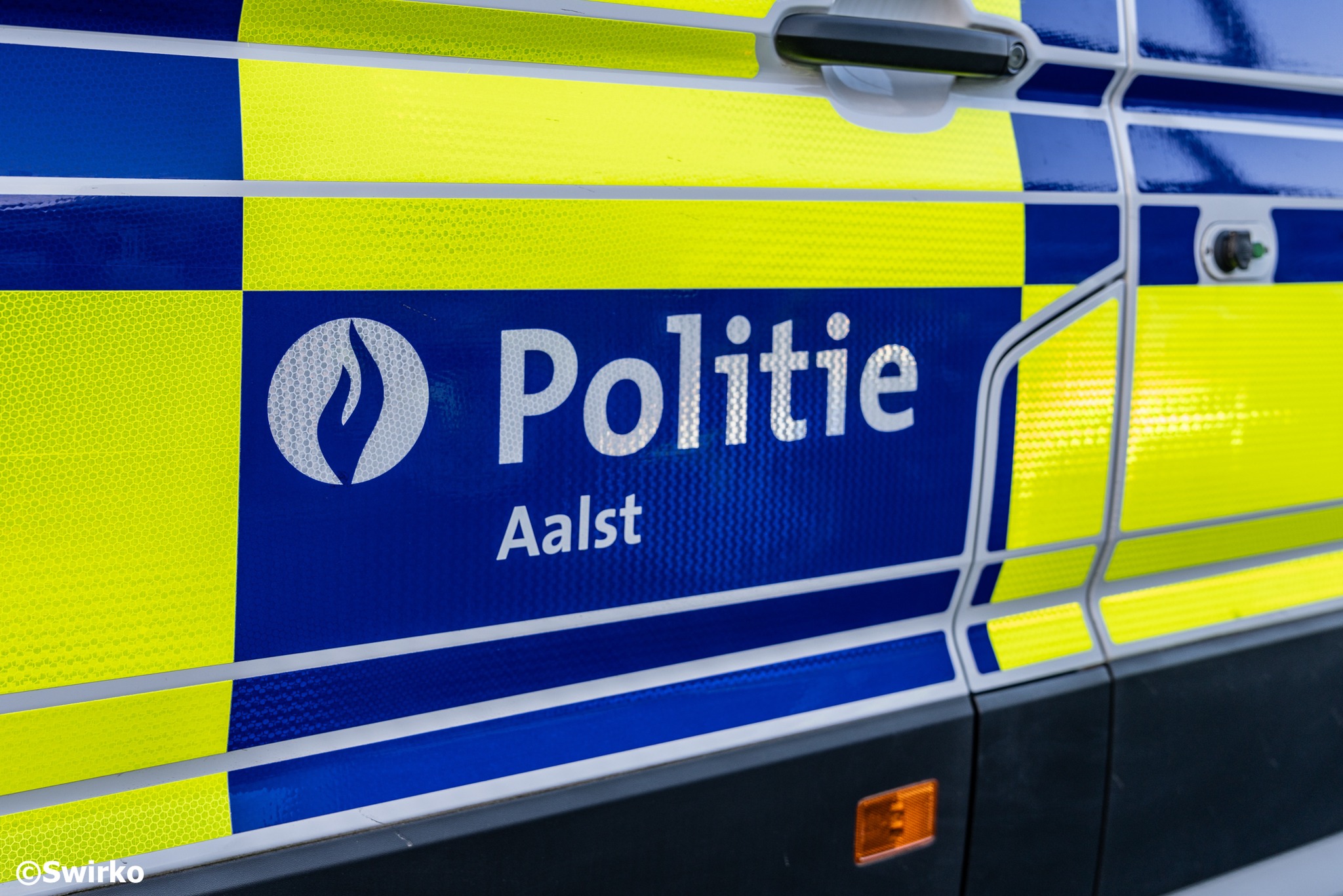 🚔 Politie Aalst introduceert voertuigen met nieuw Battenburgpatroon 🚔