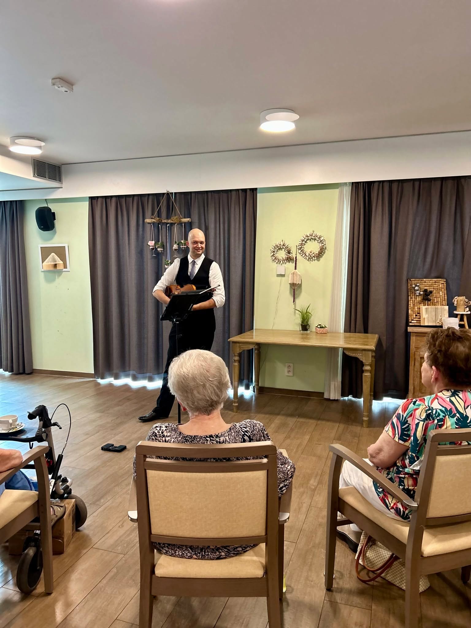 Topviolist Farchod Yuldashev bezorgt bewoners Nieuwbeekhof bijzondere muzikale namiddag