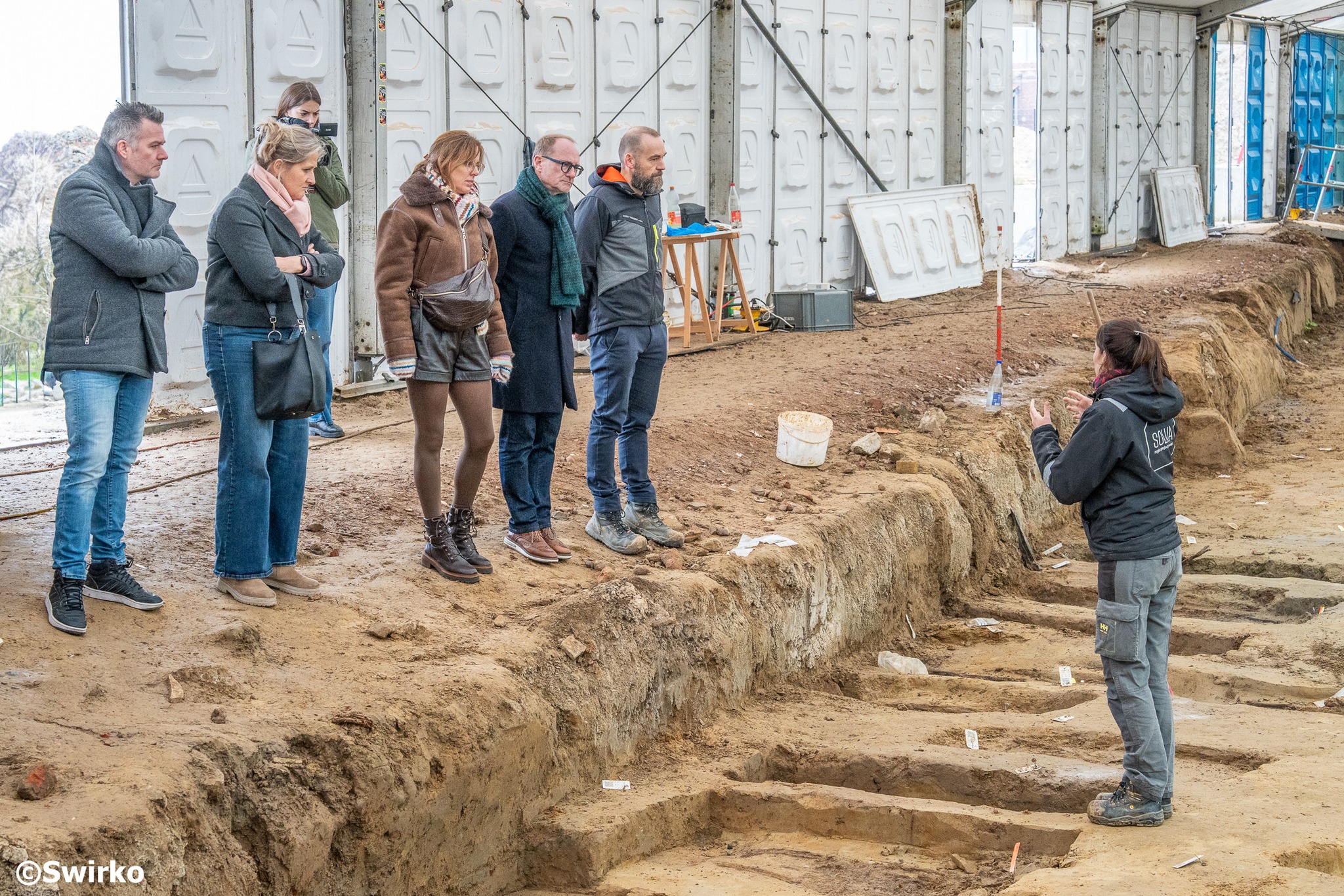 📜 Minister en scholieren graven mee op het Jennemiekeskerkhof in Aalst