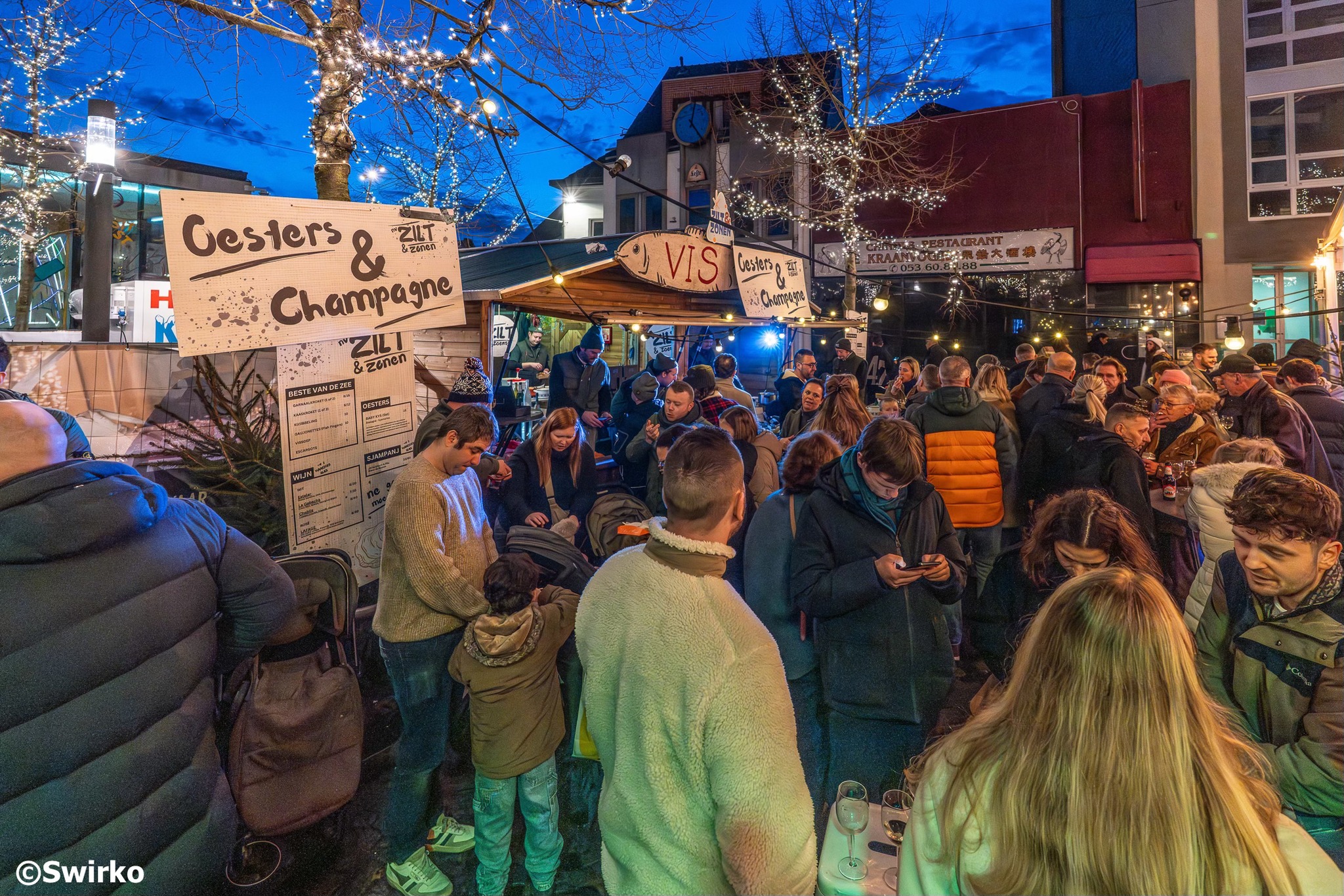 🎄Gezellig druk op de kerstmarkt in Aalst. 🎅Heel wat bezoekers genoten van de koopzondag. 🛍️✨