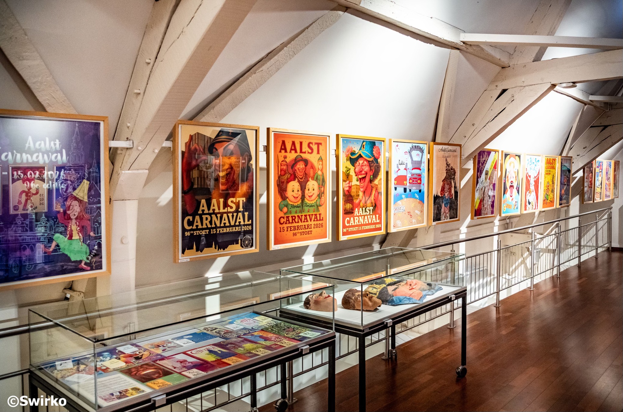 Tientallen Aalstenaars verwerkten hun kijk op Aalst Carnaval in een reeks unieke affiche-ontwerpen. Die zijn gratis te ontdekken in de carnavalsexpo op de bovenverdieping van Museum 't Gasthuys.🥳