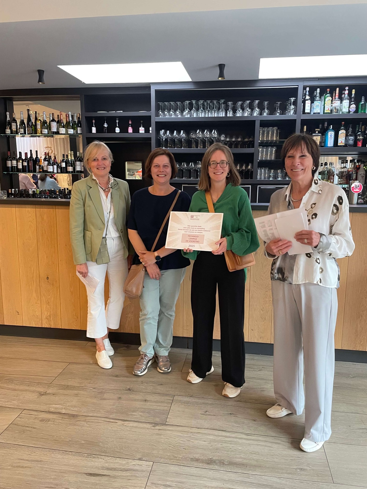 🌟 Zonta Aalst steunt 13 goede doelen met hartverwarmende cheque-uitreiking 🌟