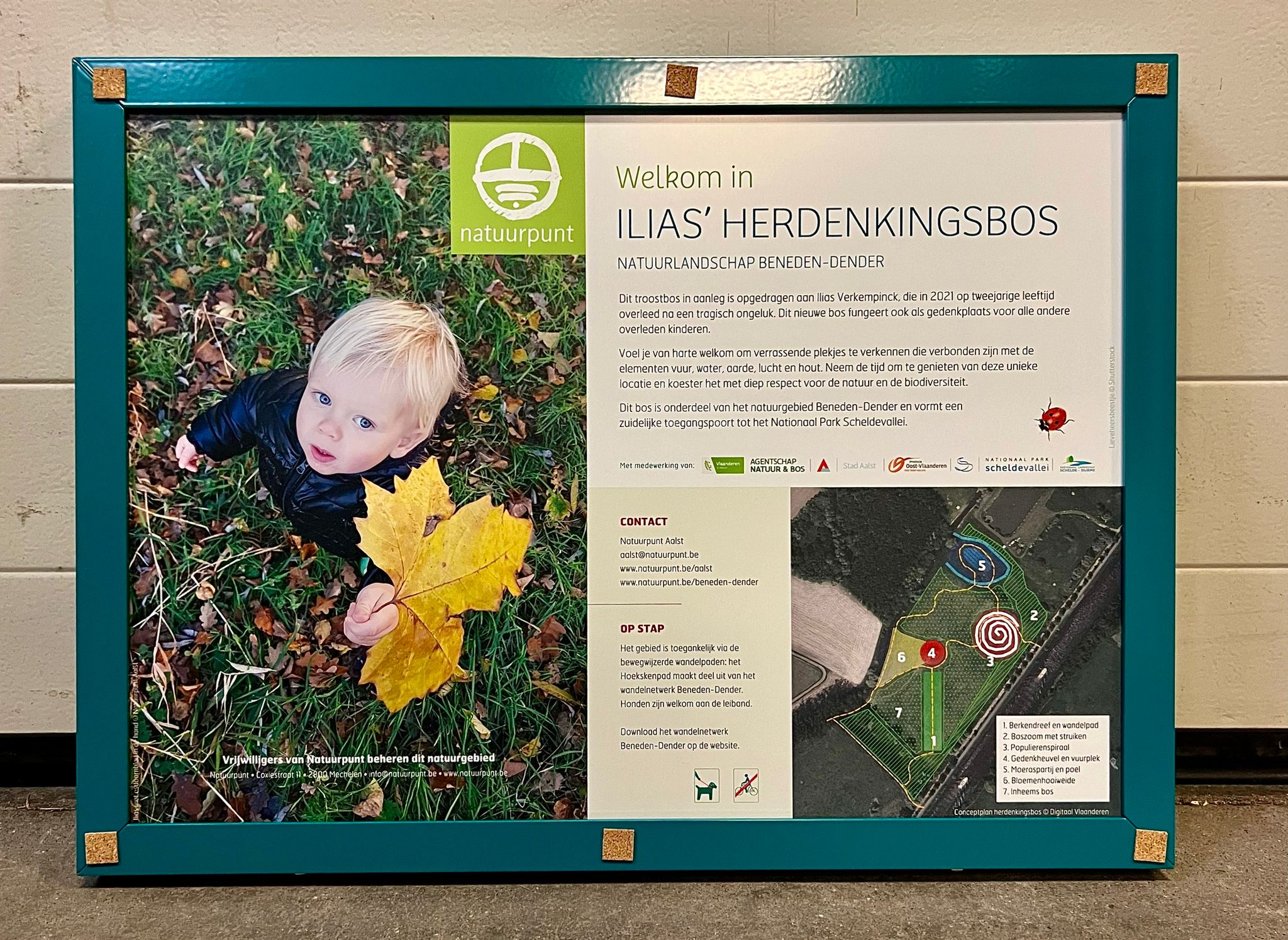 "Dit draagt de herinnering aan hun zoontje”: gedenkbord Ilias weggehaald en in gracht gedumpt!