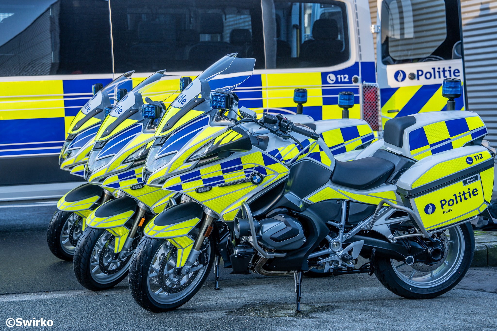 🚔 Politie Aalst introduceert voertuigen met nieuw Battenburgpatroon 🚔
