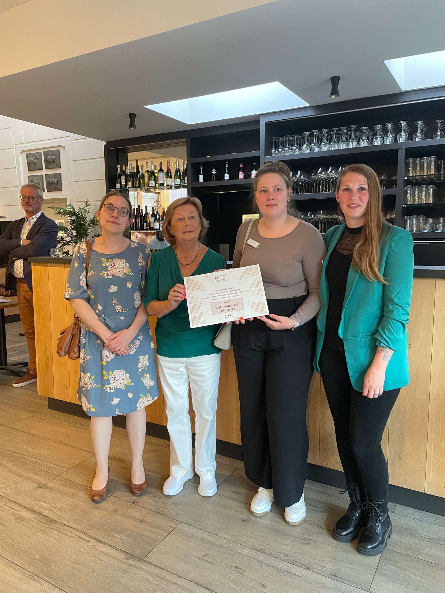 🌟 Zonta Aalst steunt 13 goede doelen met hartverwarmende cheque-uitreiking 🌟