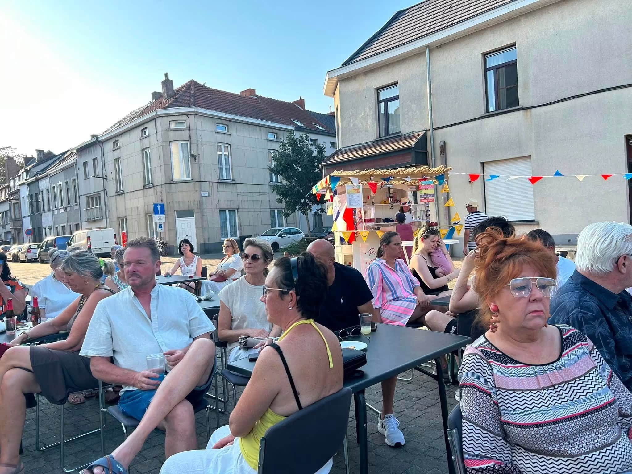 🇫🇷☀️ Franse avond zorgt voor Zuid-Franse sfeer aan Aalsterse watertoren 🇫🇷☀️
