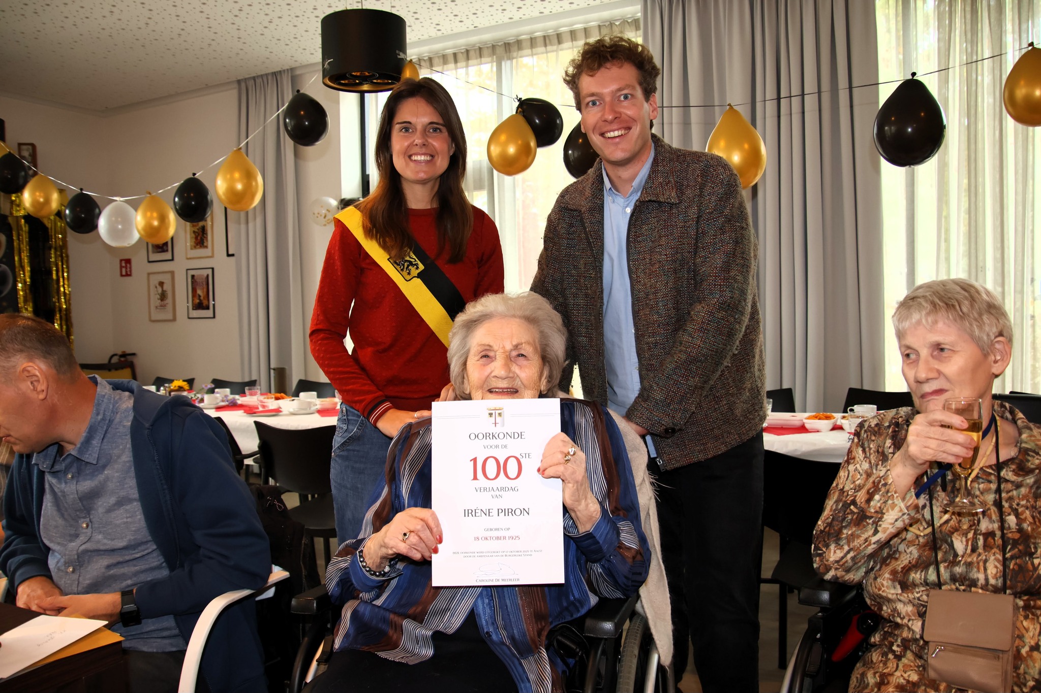 🎉 Iréne viert haar 100ste verjaardag in WZC Sint-Job! 🎂