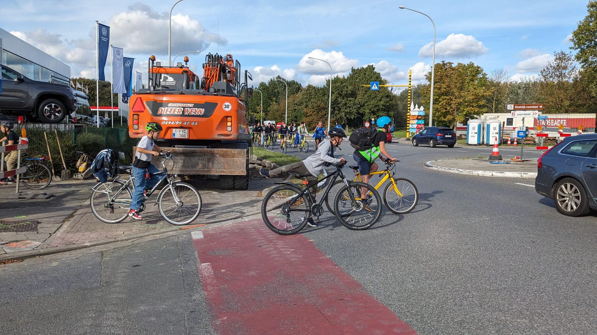 Nood aan extra signalisatie voor veilige oversteek langs de Leirekensroute-Aelbrechtlaan in Aalst .... er staan borden dat de voetgangers en fietsers niet door kunnen.