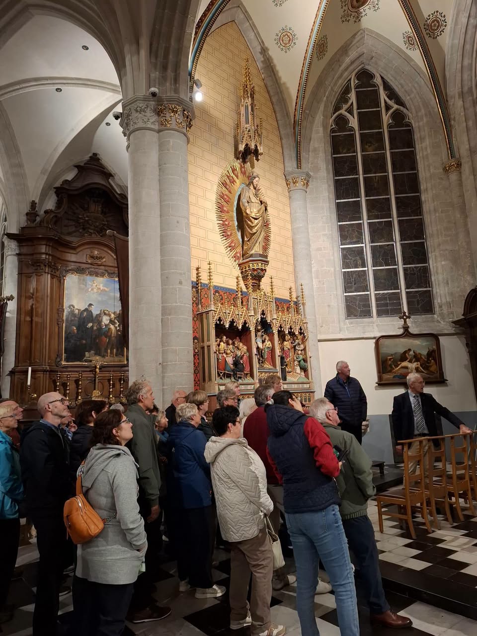 Deken Hans gidst leden van Ferm Hofstade door Sint-Martinuskerk