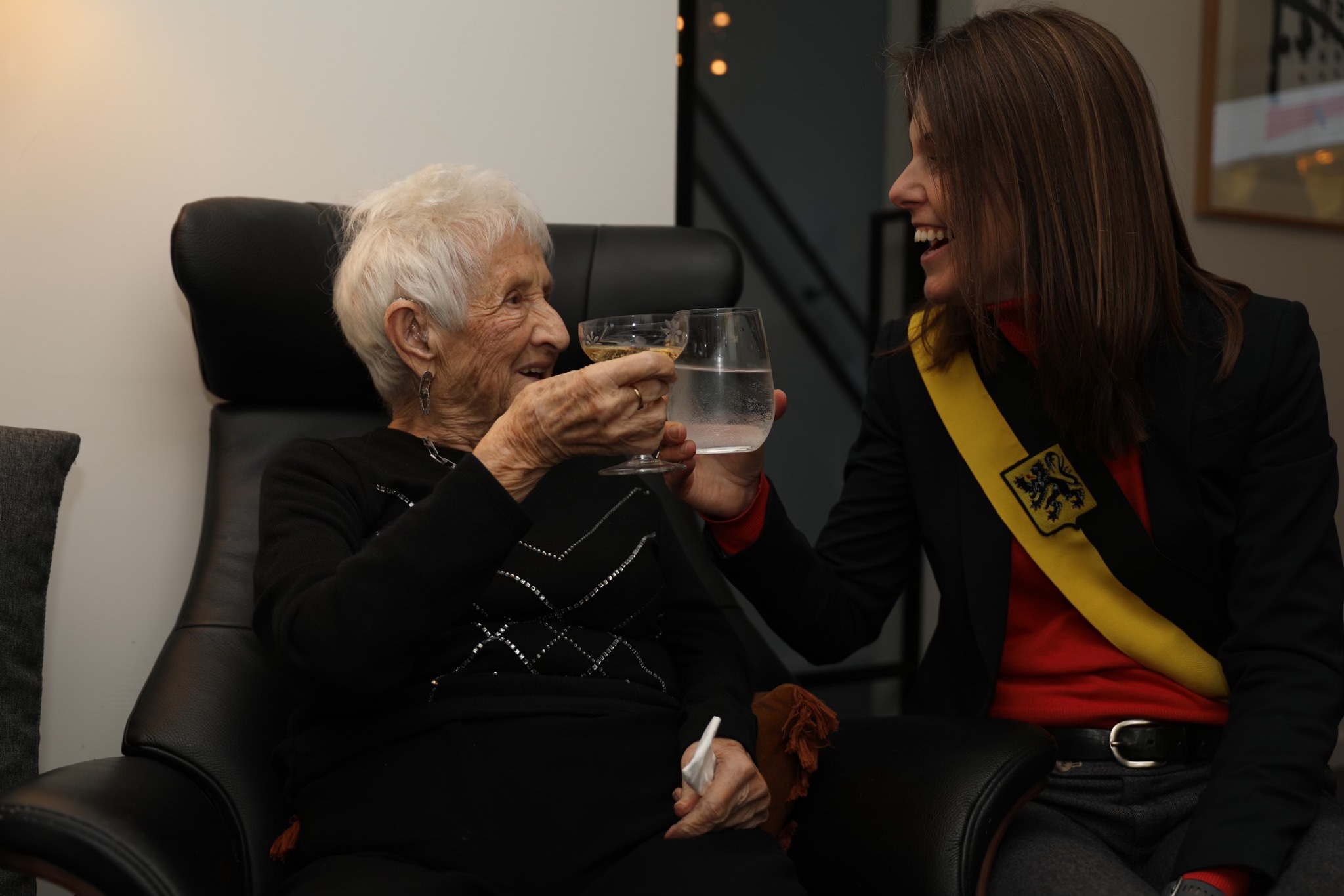 Vorig jaar vierde Julienne Courteaux haar 100ste verjaardag nog bij haar dochter Annick in Hofstade, omdat ze bij haar thuis in Erembodegem werken aan het doen waren. 