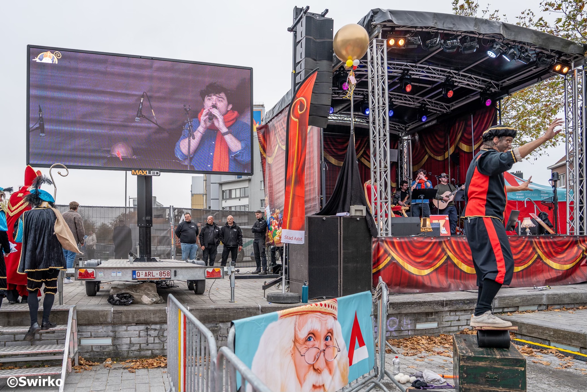🎁Vandaag, 8 november, zette de Sint voet aan wal in Aalst — stipt op tijd, zoals het een heilige man betaamt .