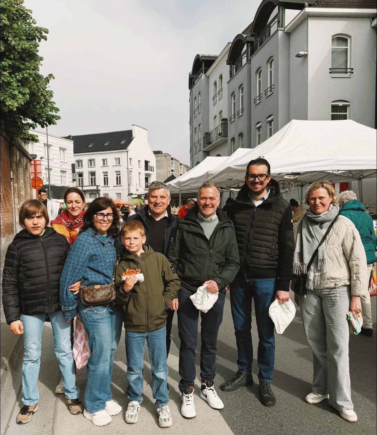 ☀️ Zonnige drukte op de zaterdagmarkt in Aalst! Schepen Bart Van den Neste trok samen met Voor Aalst naar de markt om de lokale handelaars en hun kwaliteitsvolle producten in de kijker te zetten. 💙