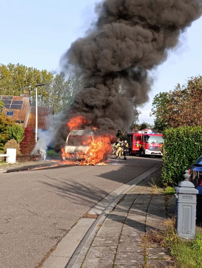 In het Torensveld in Hofstade is zaterdagochtend een bestelwagen volledig in vlammen opgegaan. 