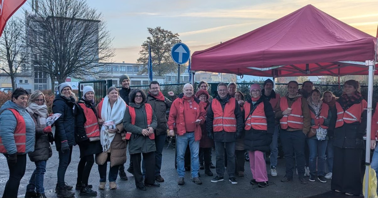 Tijdens de tweede nationale stakingsdag verzamelden werknemers uit verschillende sectoren deze voormiddag aan de piketten in Aalst om hun bezorgdheden te uiten over de geplande pensioenmaatregelen van de federale regering. Vooral de verhoging van de pens…