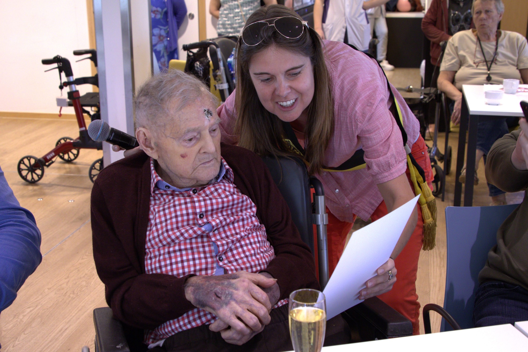 🎉 101 kaarsjes voor Gabby en Jef in WZC De Faluintjes 🎂🥂