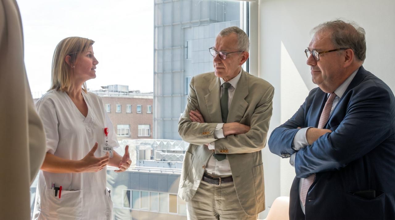🏥 Minister Frank Vandenbroucke bezoekt Azorg: "Basisverpleegkundigen moeten zorgteams versterken"