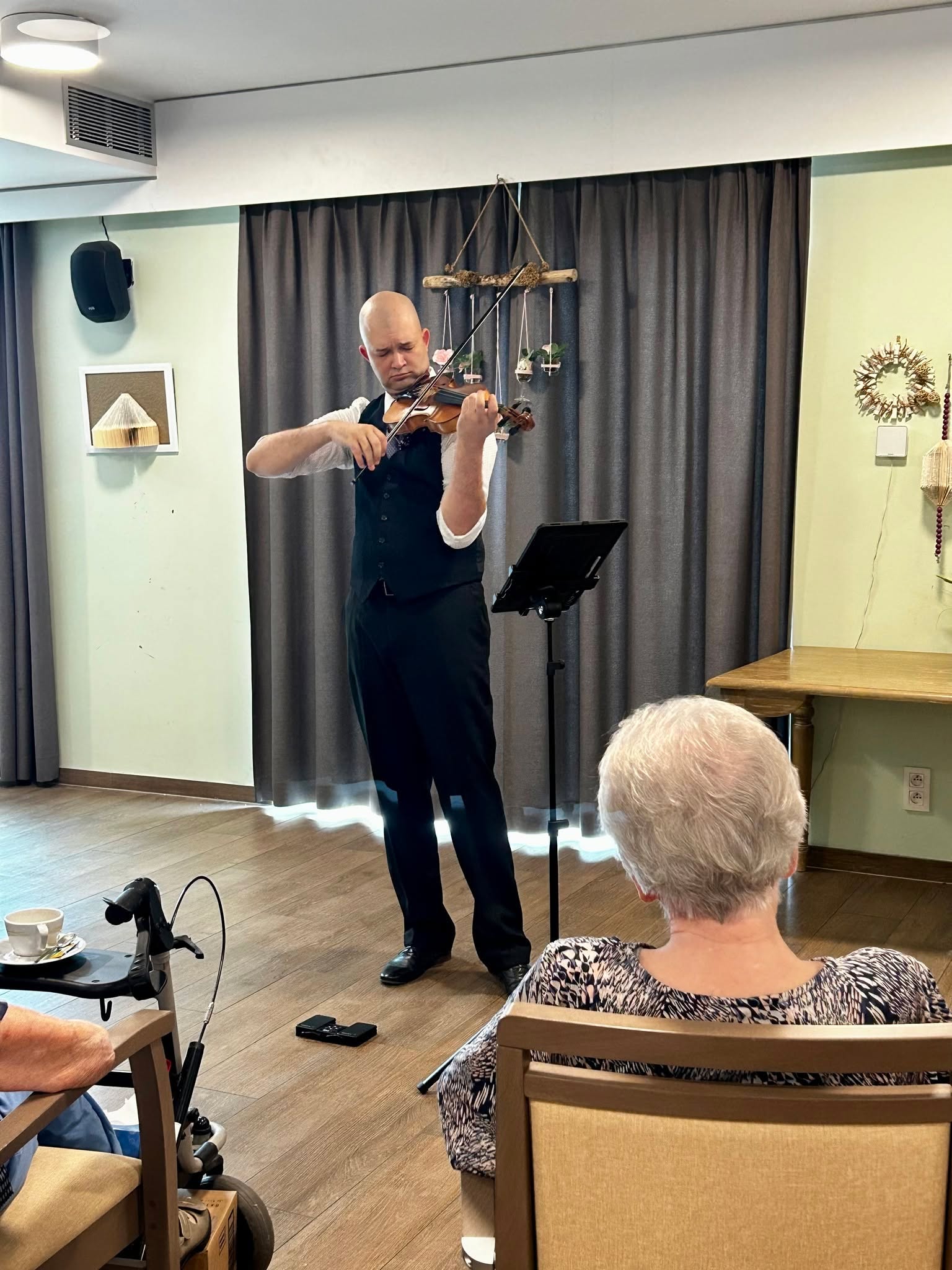 Topviolist Farchod Yuldashev bezorgt bewoners Nieuwbeekhof bijzondere muzikale namiddag
