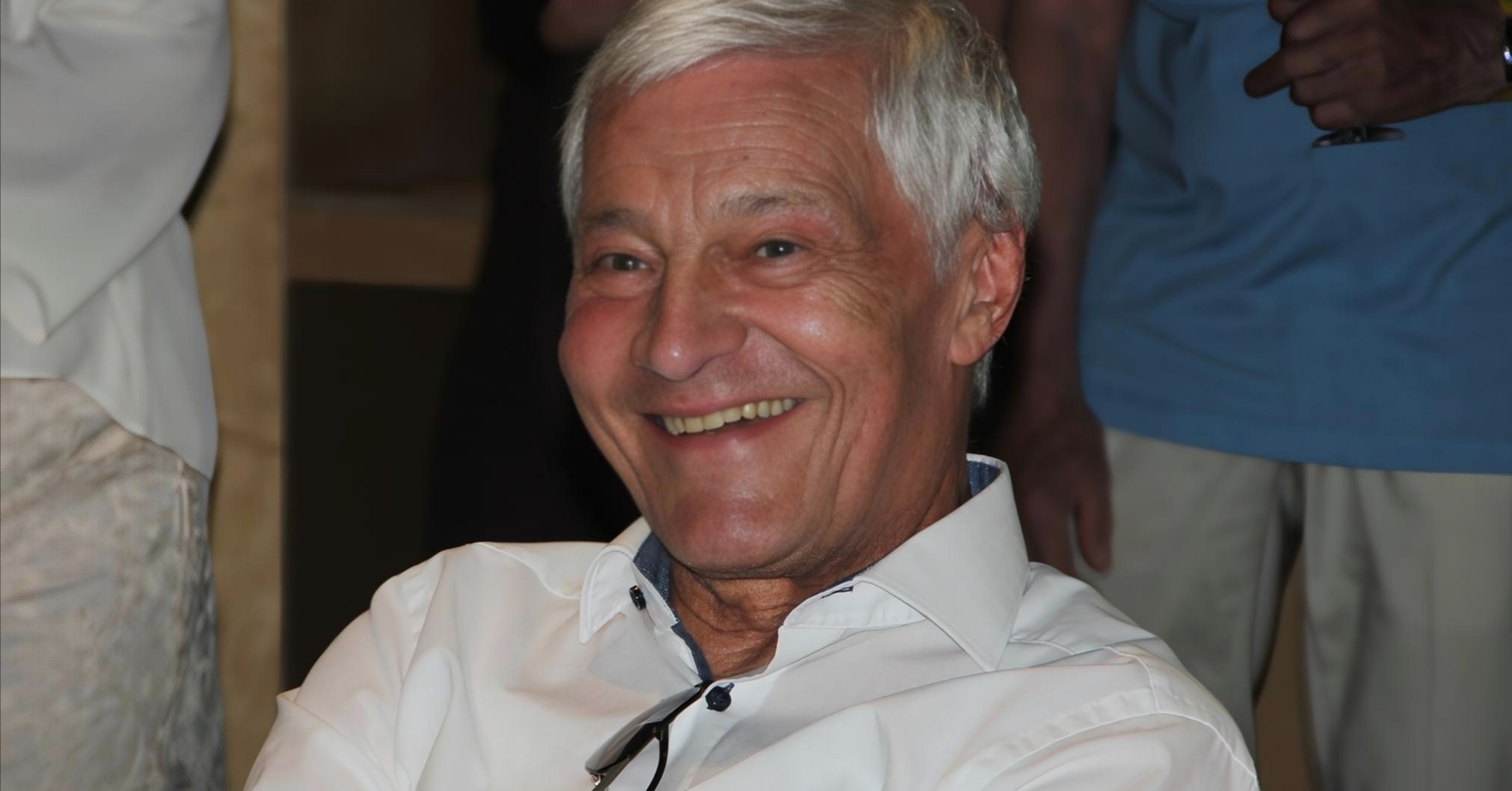 🏆 Voormalig VRT-journalist Louis De Pelsmaeker heeft donderdagavond de “Prijs van Verdienste Erembodegem 2026” ontvangen tijdens een stijlvolle huldeavond in De Looyerij in Schotte. Het Burgerplatform Erembodegem bekroonde hem voor zijn indrukwekkende m…