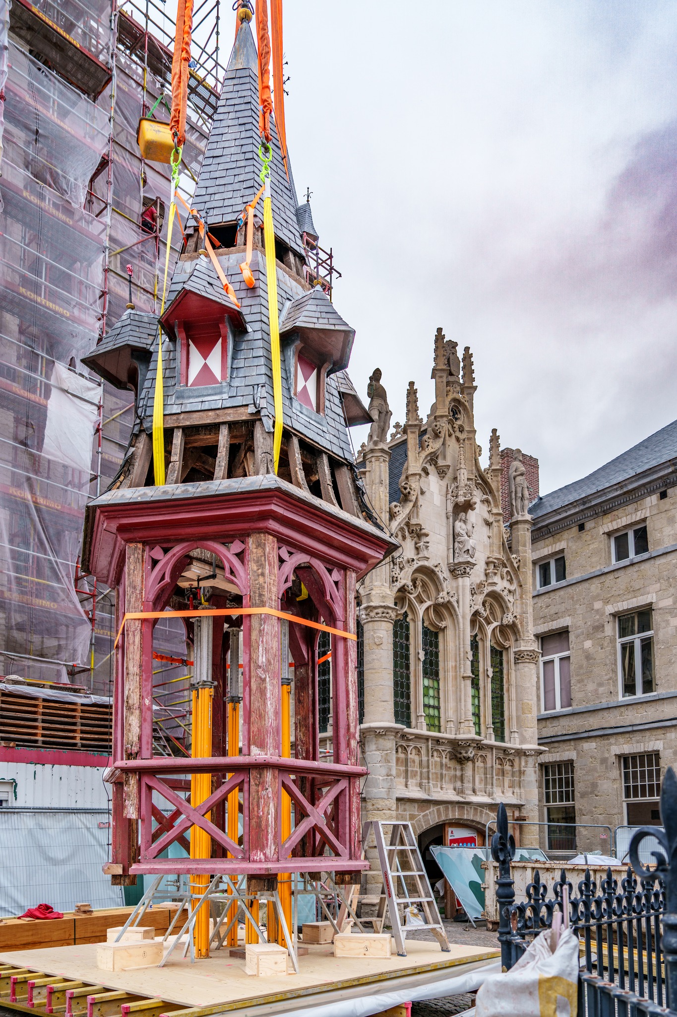 Plots staat het Aalsterse Belfort er eentje minder: iconisch torentje gaat maand lang de grond op