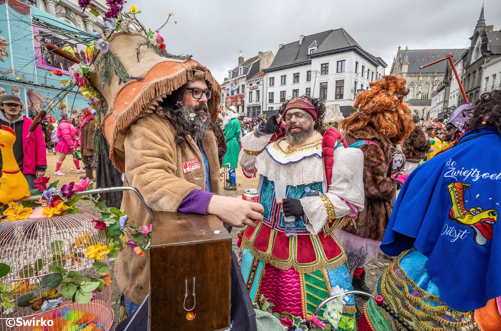 Traditie leeft: Voil Jeanetten domineren laatste carnavalsdag 🎭