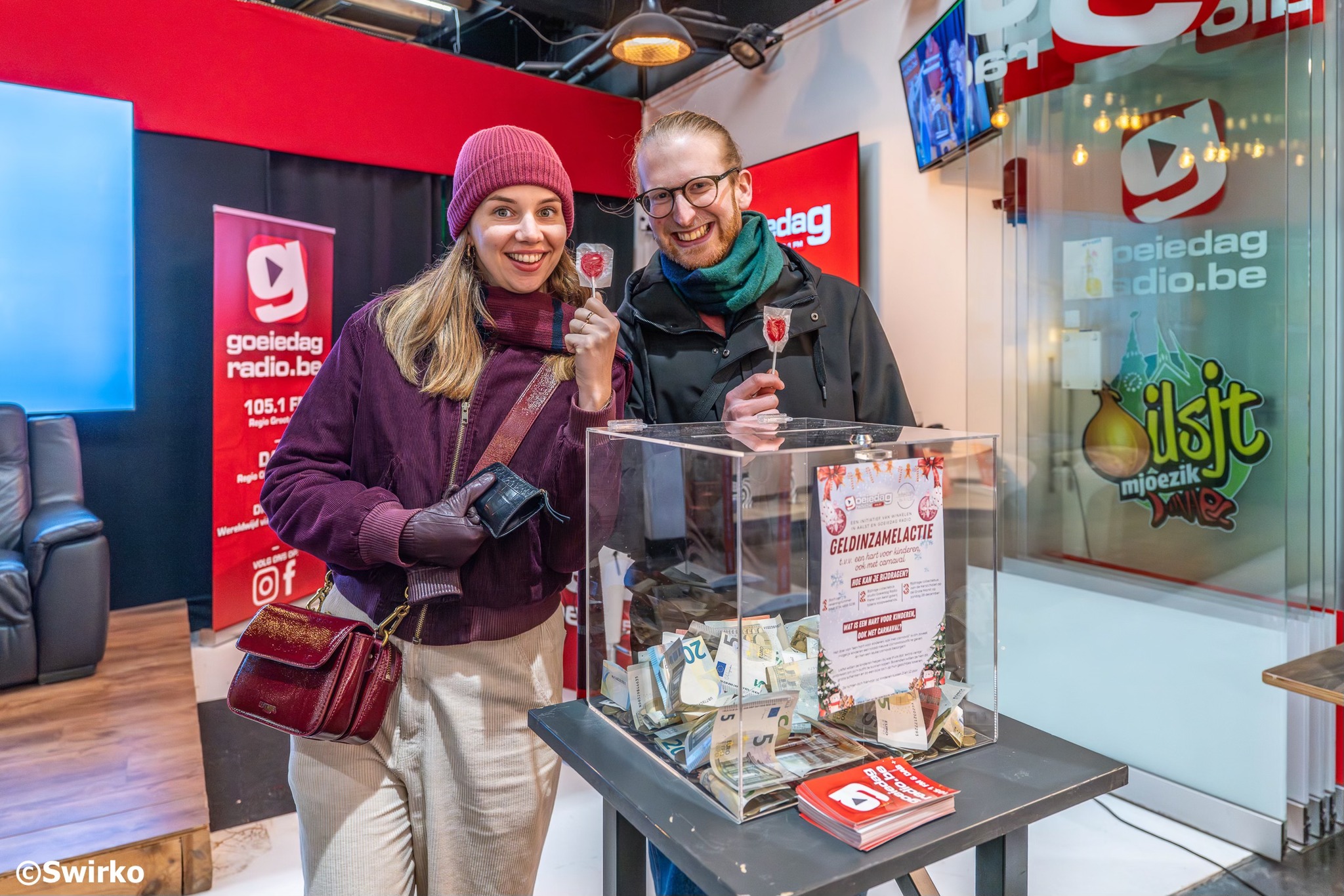 🎄Gezellig druk op de kerstmarkt in Aalst. 🎅Heel wat bezoekers genoten van de koopzondag. 🛍️✨