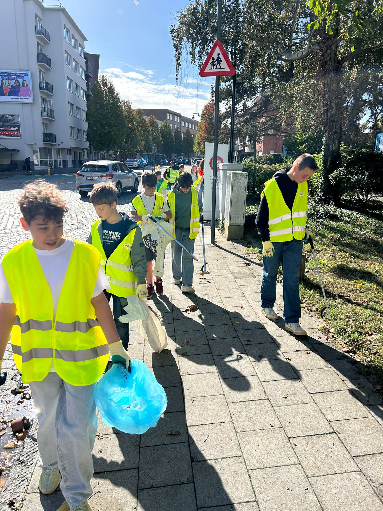 Leerlingen VTI Aalst ruimen zwerfvuil op rond school