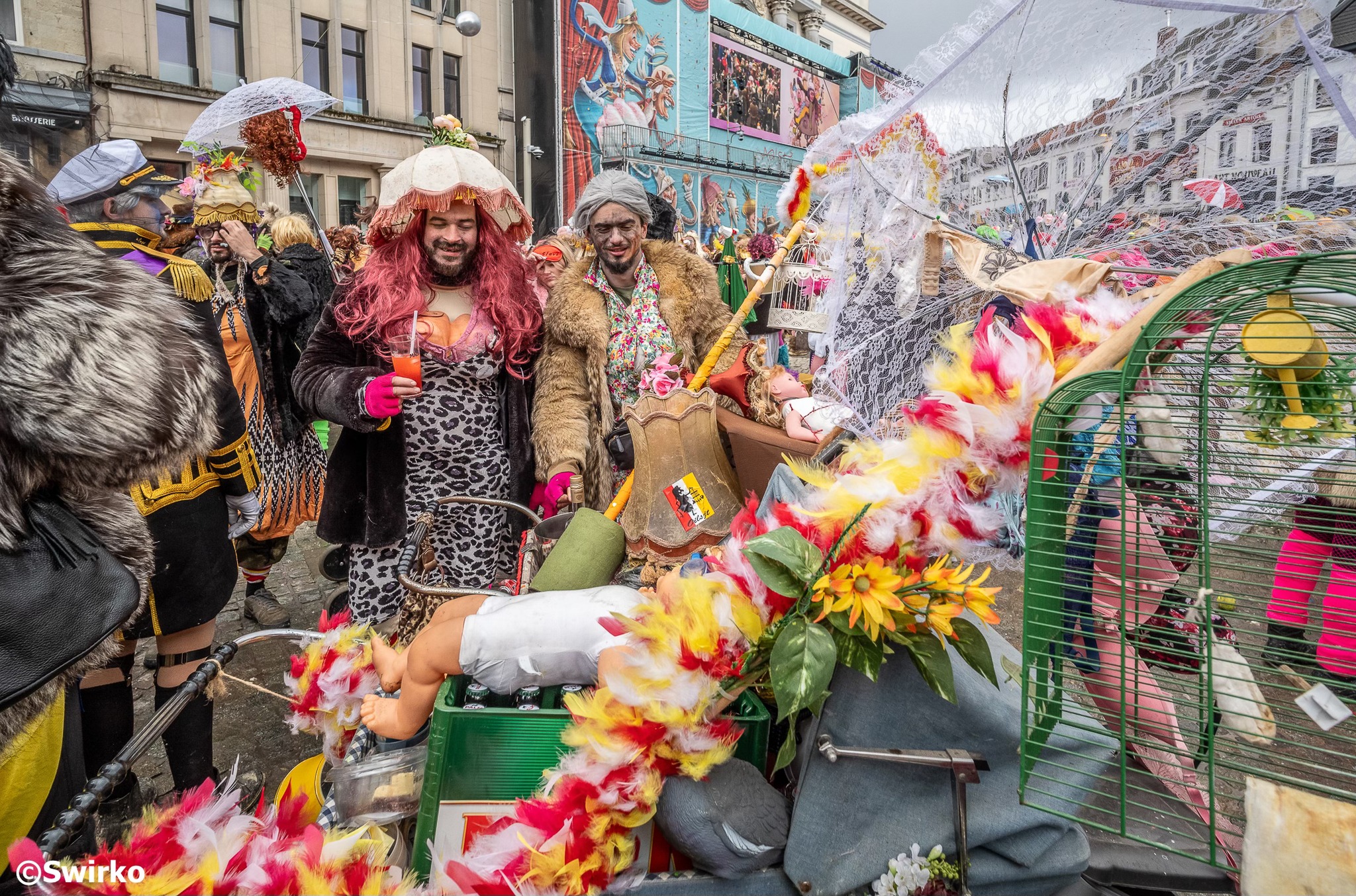 Traditie leeft: Voil Jeanetten domineren laatste carnavalsdag 🎭