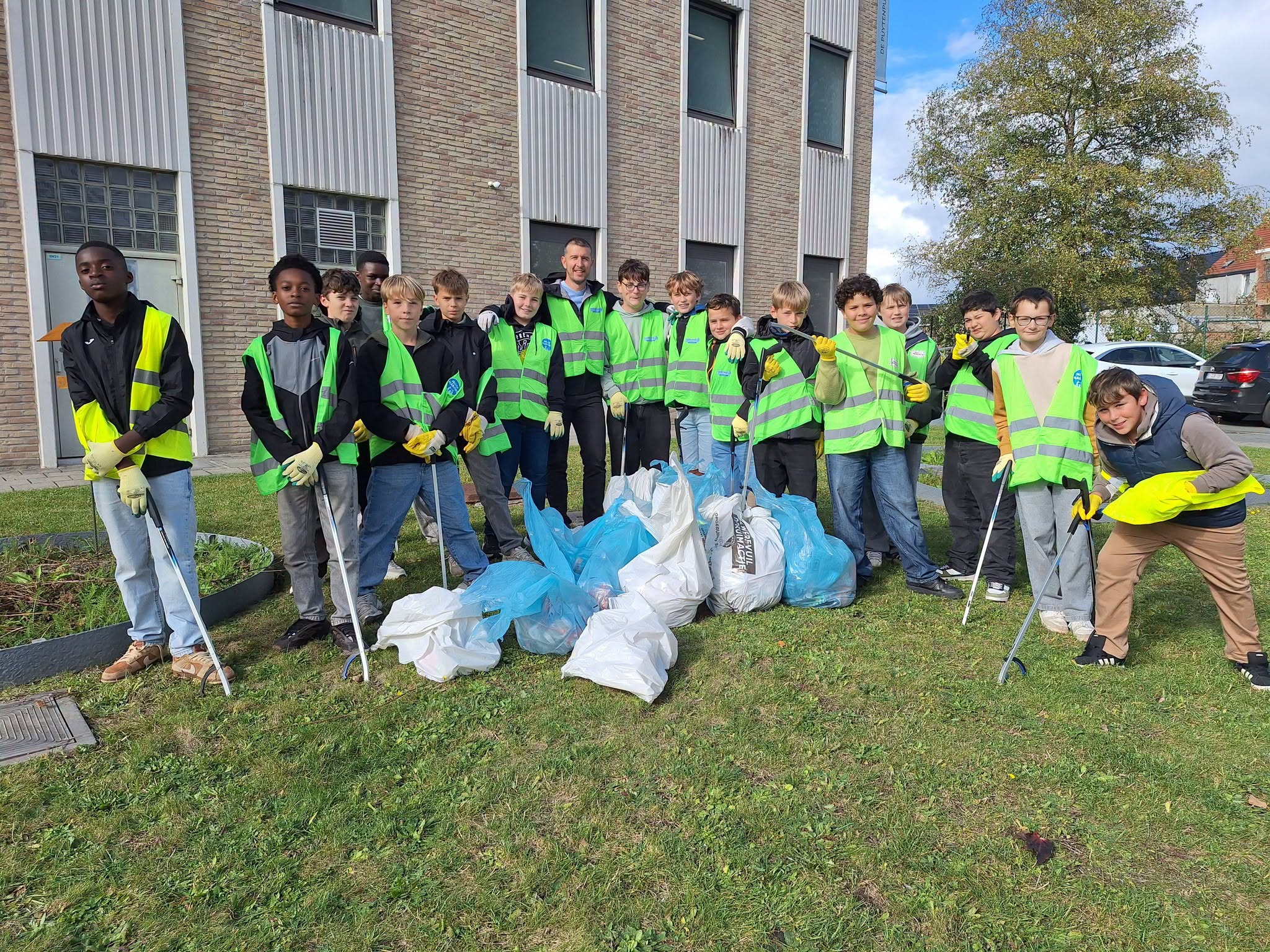 Leerlingen VTI Aalst ruimen zwerfvuil op rond school