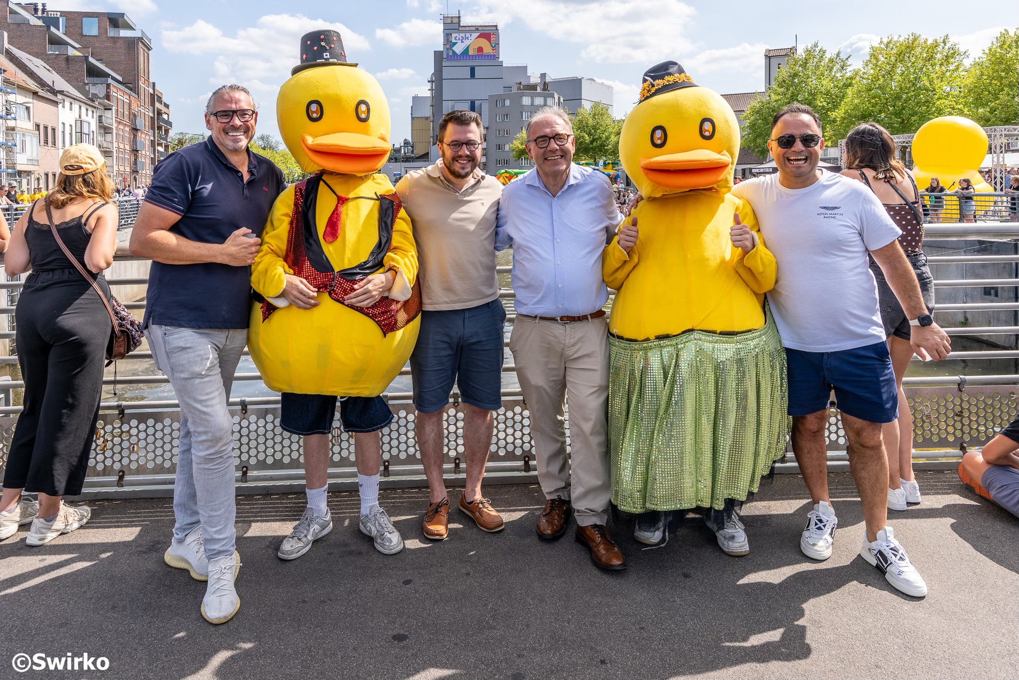 🦆 Zo’n duizend eendjes dobberen vandaag in de Dender… 🏆 Wie wint de 1.000 euro? 🤩