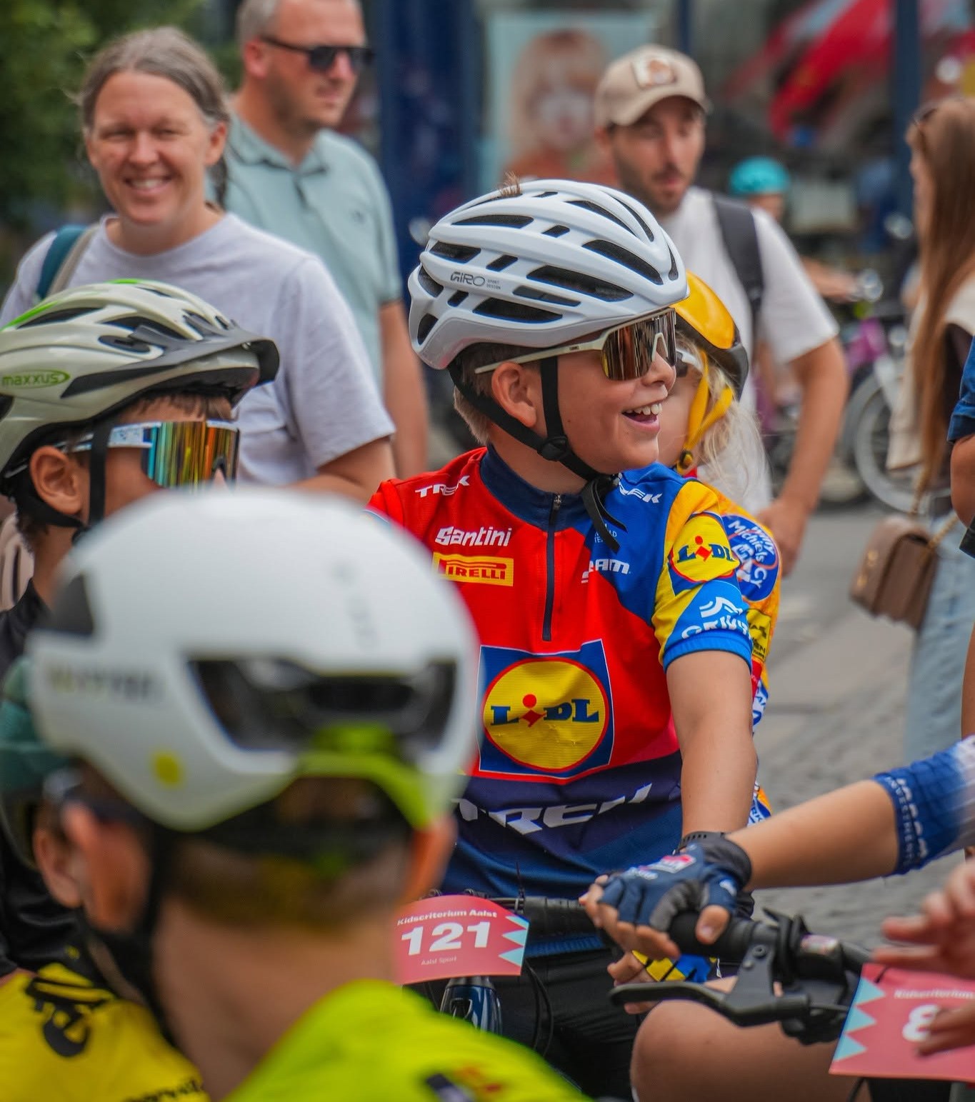 Jonge wielertalenten verkennen parcours van Natourcriterium tijdens Kidscriterium in Aalst
